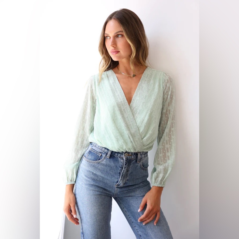 ✨ADELYN RAE✨NWOT MINT
WENNIE TEXTURED CHIFFON BODYSUIT